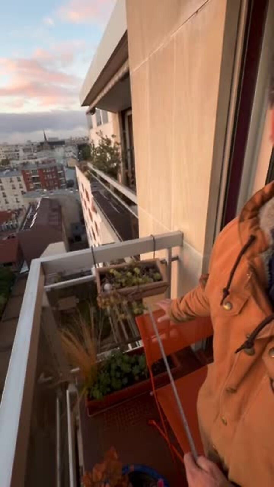 Avant : balcon plein sud, quatre jardinières