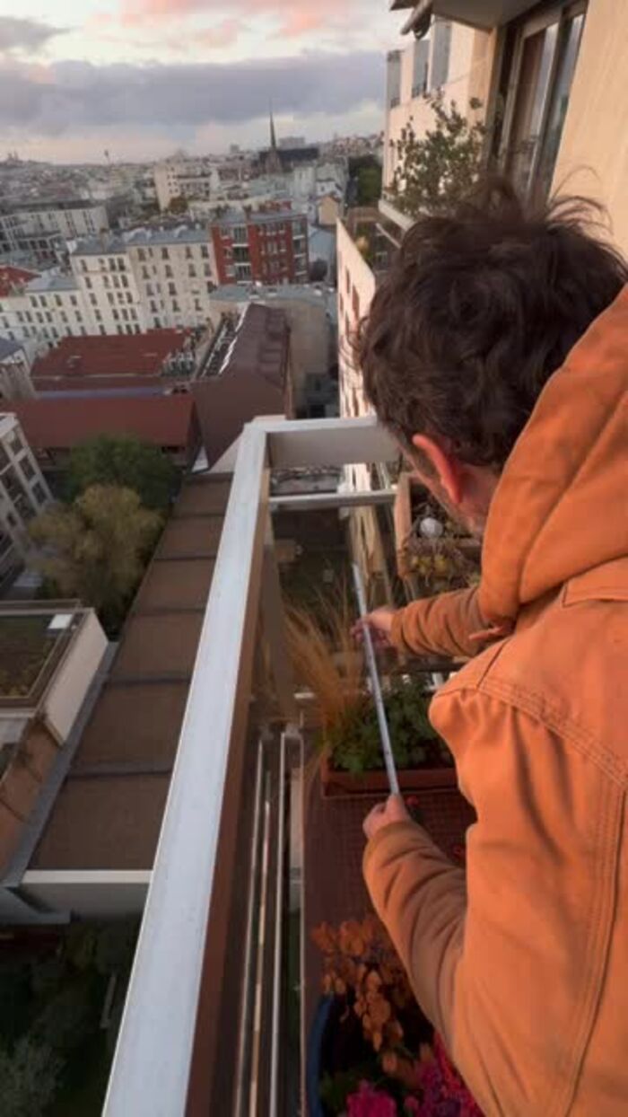 Thierry prend les cotes d'un balcon au mètre